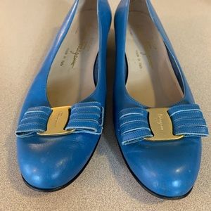 Blue Ferragamo “Vara” pump size 9AA